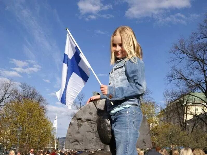 Идти по фински. Девушки финляндии. девочка с флагом. финские девушки. финляндия флаг дети.