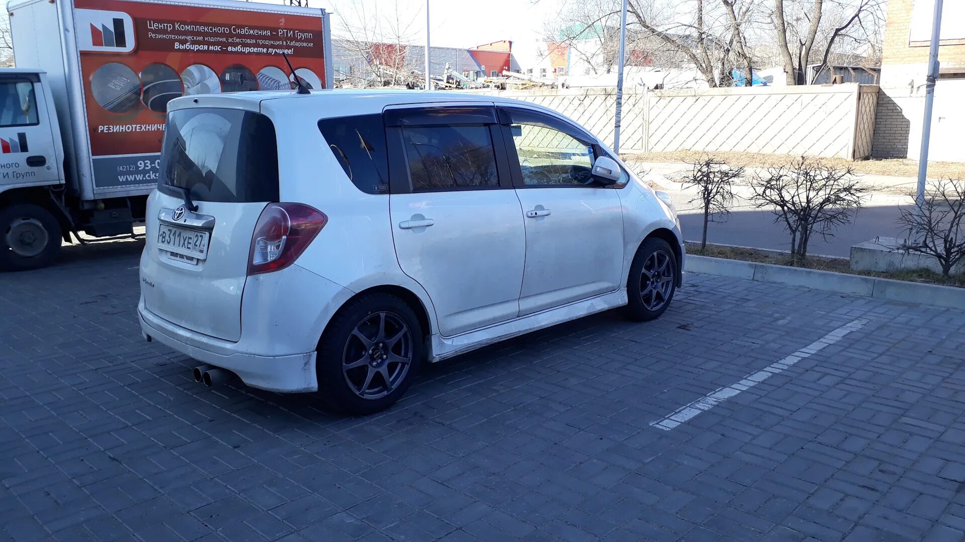 Toyota ractis на r17. Тойота рактис диски. Колеса на тойота рактис. Toyota ractis 2015. Литье на тойота рактис.