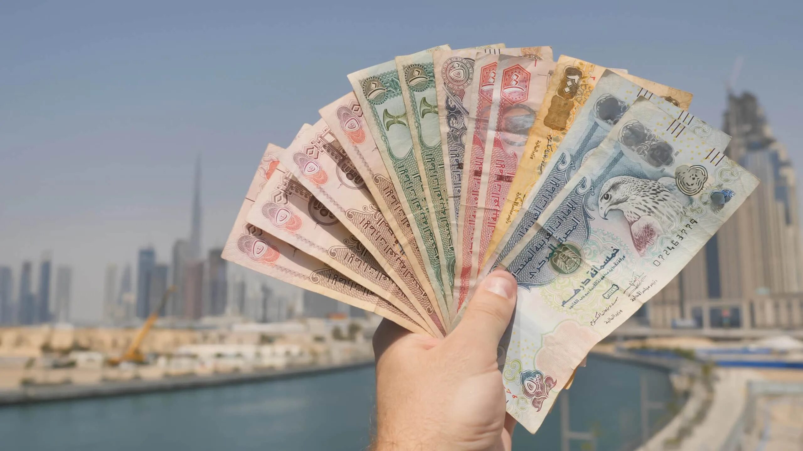 Деньги ОАЭ. Дубайское деньги в руках. Валюта в Дубае. Деньги арабских Эмиратов. Дубайский доллар