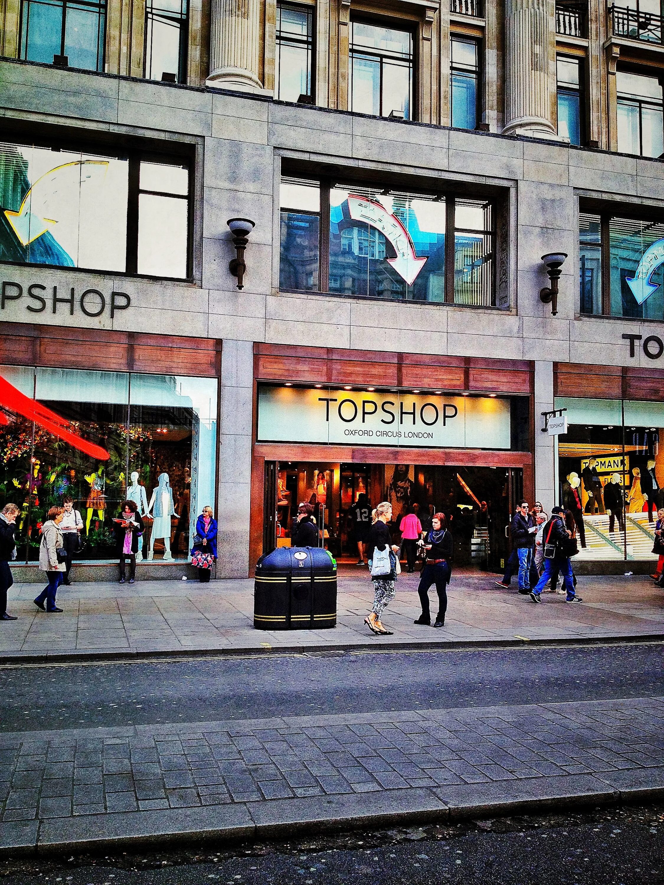 Магазины Лондона на Оксфорд стрит. Оксфорд Серкус в Лондоне. Topshop Street Oxford Circus. Topshop Street Oxford. Oxford street shopping