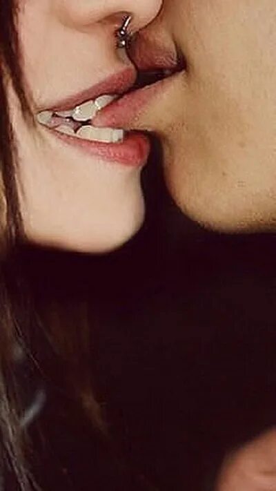 Kiss me txtsy. Kiss me txtsy. Kiss me. Kiss me надпись. Кисс ми.