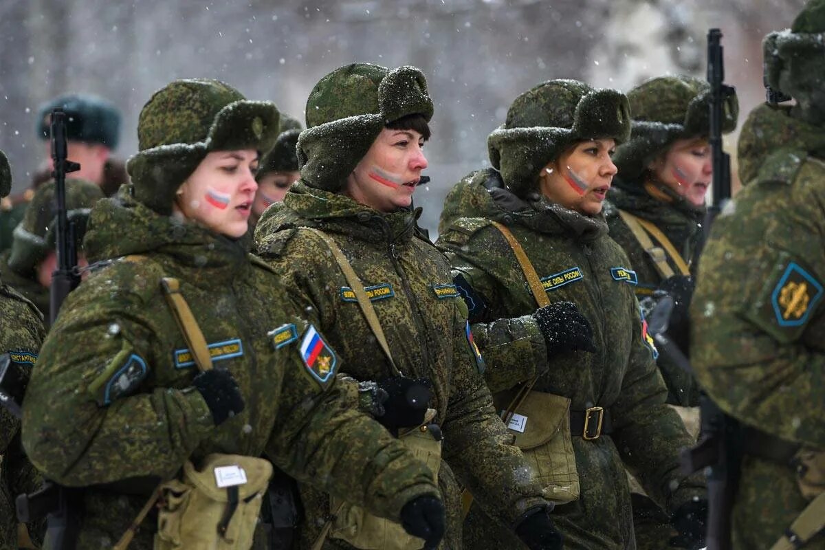 Женщины военнослужащие. Женщины в Российской армии. Женщины военные в России. Солдат армии России. Армейская женщина