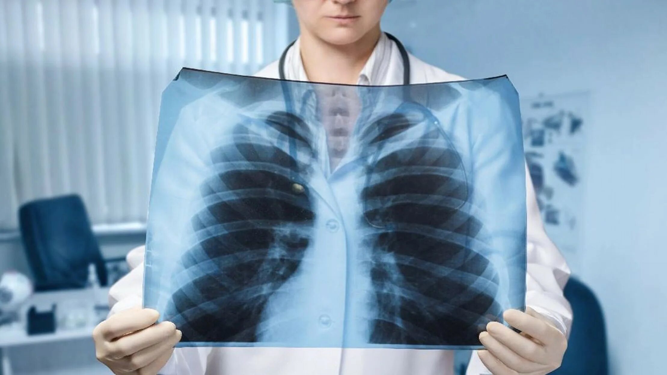 Заболевания легких врач. Рентген. Врачи изучают снимки. Здоровье легких. Заболевания легких фото.