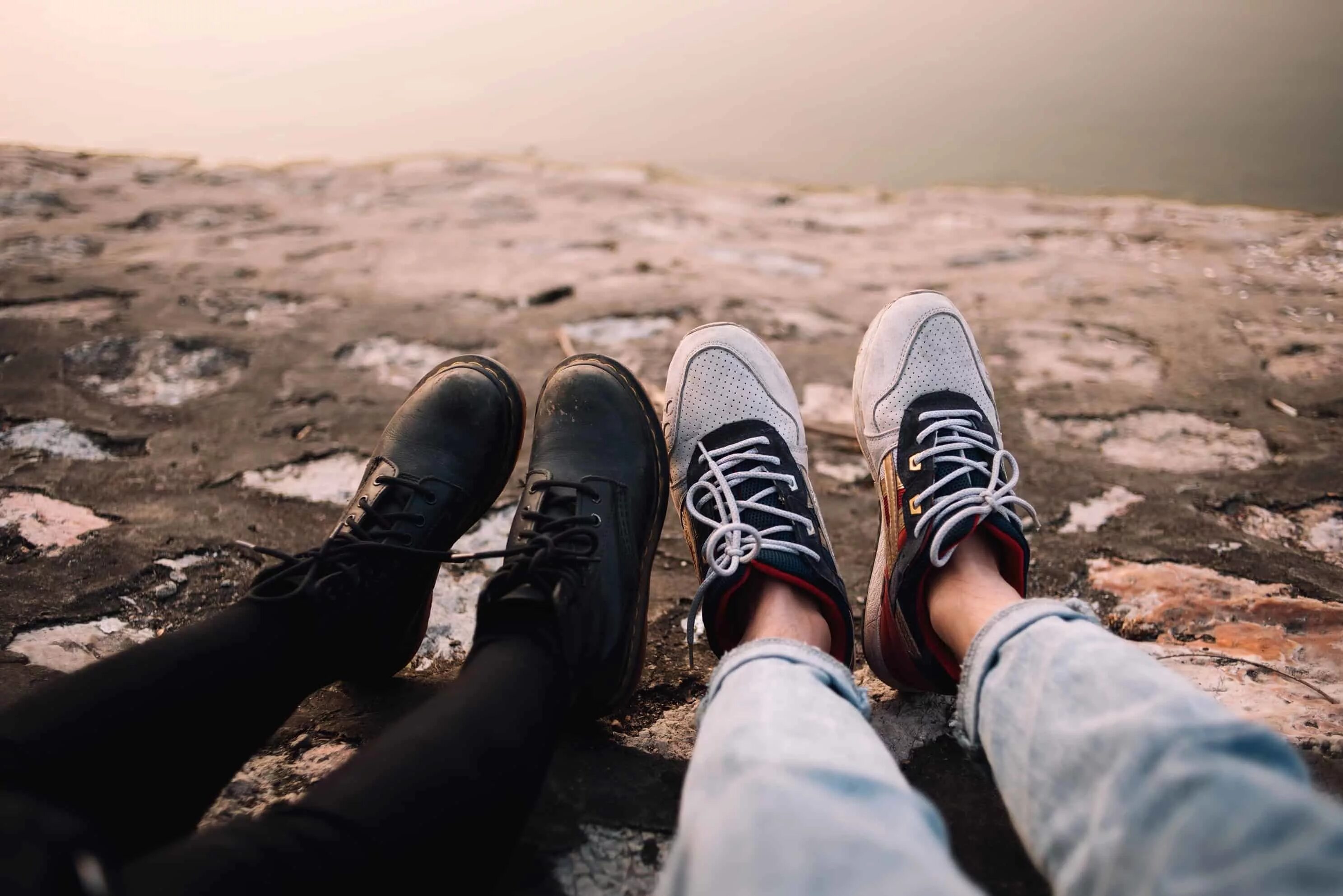 Касаться земли ногами. Ноги по воде. Три пары ног. Касаться земли ногами. Каменные ноги.