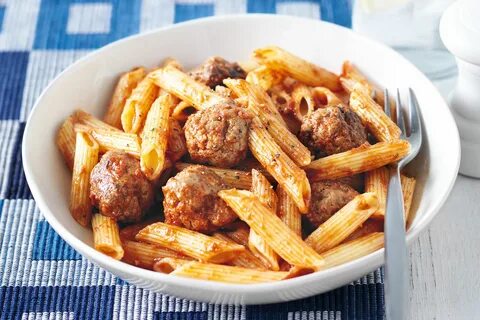 Фрикадельки с макаронами на сковороде