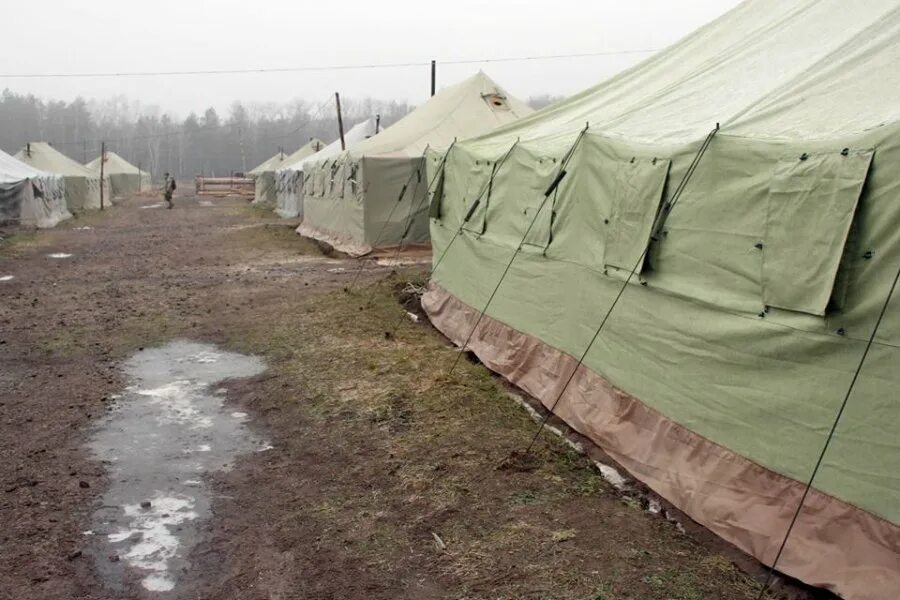 Армейских условиях. Армейский полевой лагерь палаточный. Военный полевой лагерь РФ. Полевой лагерь военнослужащих в Белоруссии. Армейская палатка полигон-40.