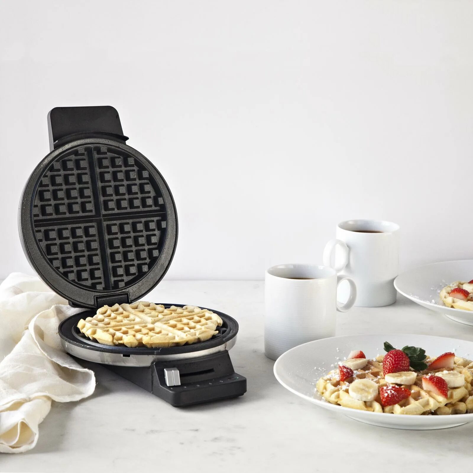 Waffle maker вафельница. Classic Round Waffle maker. Вертикальная вафельница Cuisinart WAF-v100. Cuisinart Classic терка. Kitfort 1646 вафельница