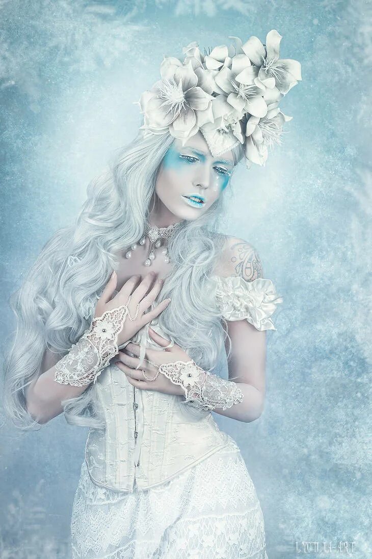 Голубая королева арт. Блогерша королева льда. Блогерша королева льда. Snowqueen 2020. Снежная королева с кудрями.