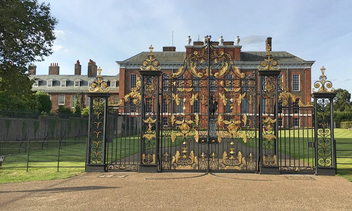 Ворота усадьбы англия. Ворота кенсингтонского дворца. За воротами поместья оникс ридж. Забор усадьбы. Небесные ворота усадьбы узкое.