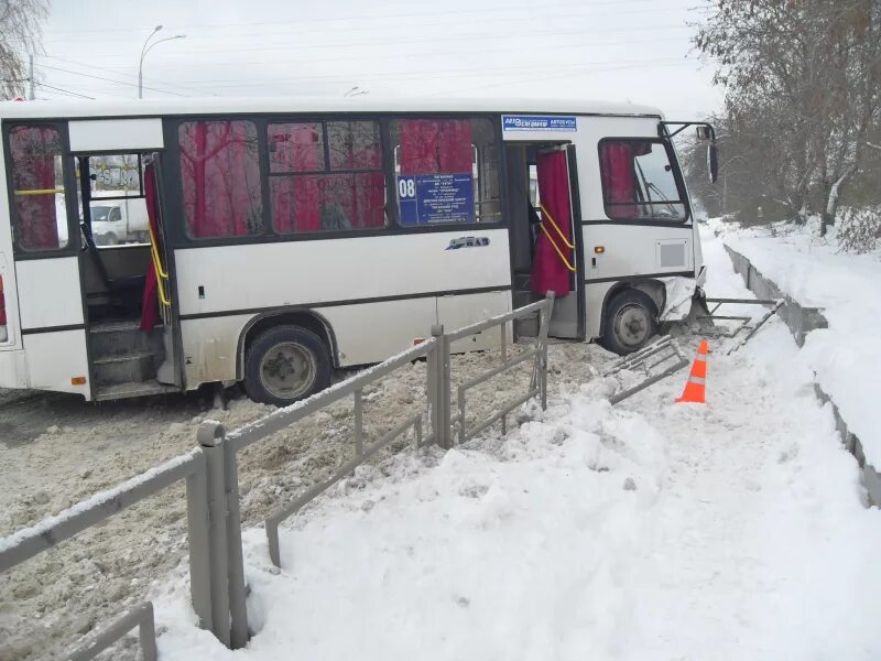 145 120 автобус екатеринбург. 012 Автобус Екатеринбург. 083 Автобус Екатеринбург. 083 Маршрутка Екатеринбург. ДТП сегодня в Екатеринбурге с участием автобусов.