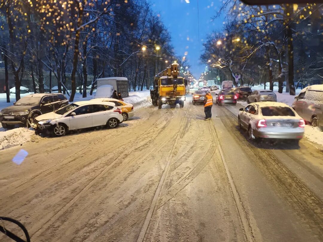 Происшествия спб. Машина на дороге. Санкт-Петербург снег.