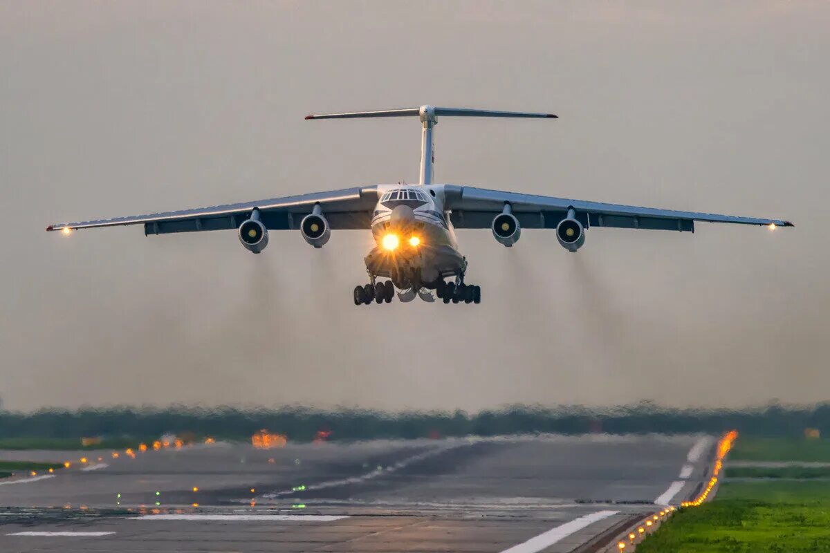 Занятие по авиационному десантированию грузов из самолета Ил-76 с военнослужащим