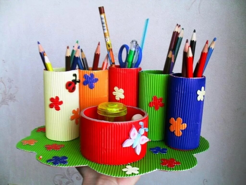 Поделки знаешь какие. Подарок маме на день рождения. Игрушки из стаканчиков одноразовых. Подарок маме на др своими руками. Карандашница из пластиковых бутылок.