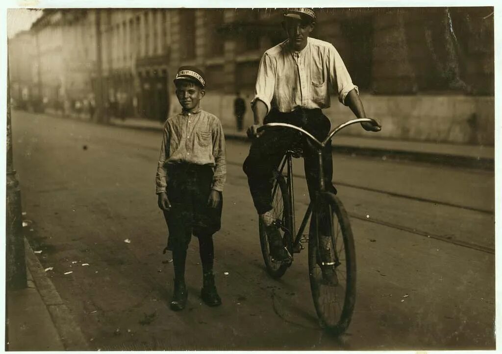 Ретро велосипед. Boys messenger. Boy messengers или boys messenger. Boys messenger. Маленький мальчик темно белое фото 1910 года.