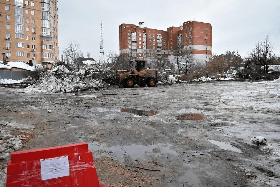 На месте ка. Воронеж сквер на краснознаменной 33. воронеж начало 2000 стройка. краснознаменная 33 вечерняя школа. олдята на месте.