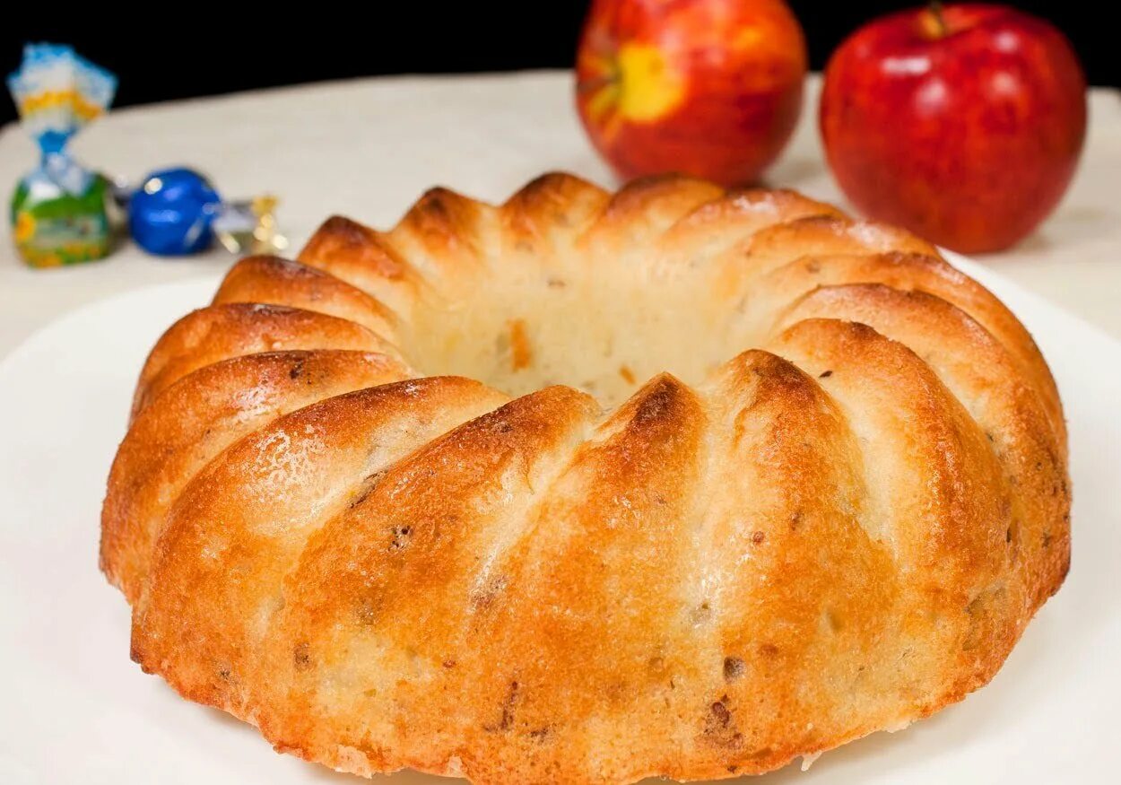 Шарлот яблочный. Шарлотка с яблоками. Шарлотка пышная с яблоками. Форма для шарлотки