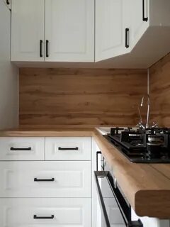 Белая кухня с деревянным фартуком