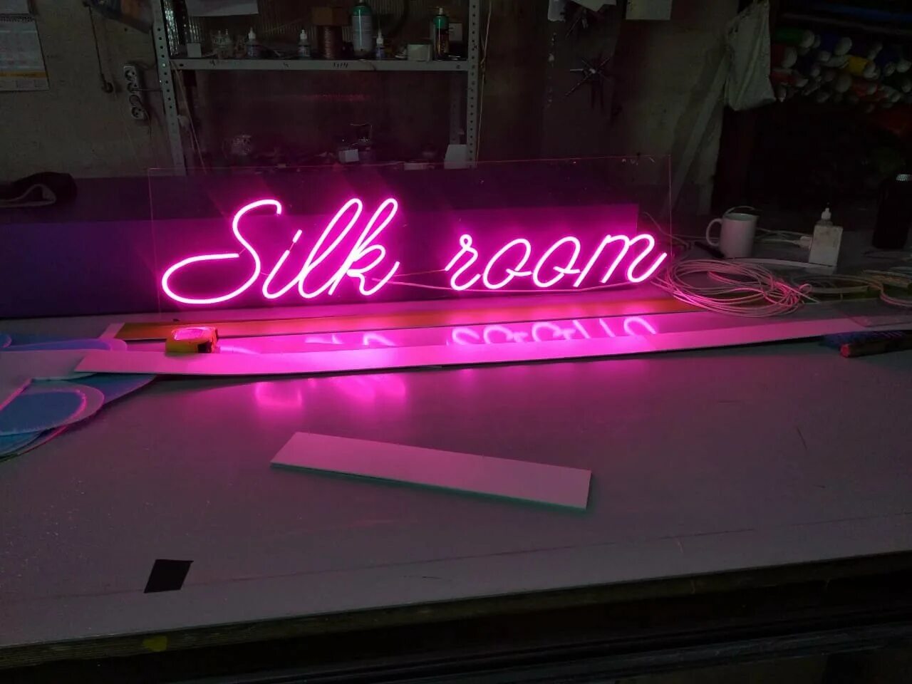 Рабочий стол неон. Неоновые линии. Неоновая вывеска логотип. Неоновые вывески магазинов. Chill retro.