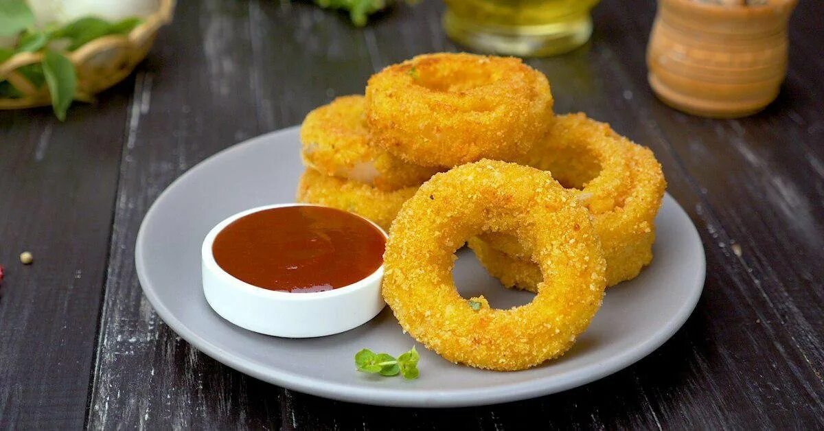 Луковые кольца быстро. Луковые кольца домашние. Кольца лука во фритюре. Луковые кольца быстро. Луковые кольца с соусом.