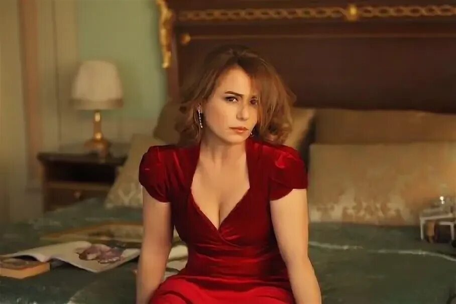 Nazan Kesal - Biografija Fashion, Formal dresses, Red formal dress