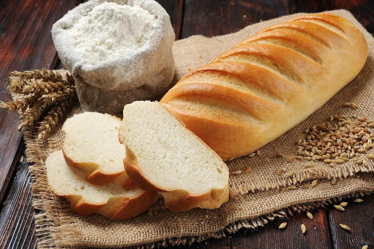 Белый хлеб. Белый пшеничный хлеб. Батон белого хлеба. Красивый батон.