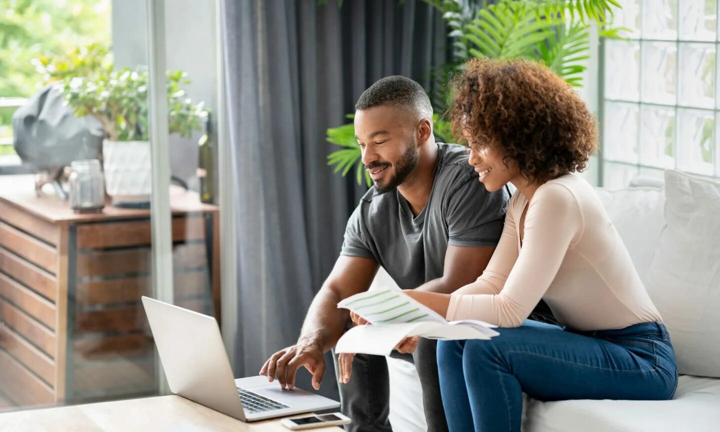 ISTOCK фото. Пара за ноутбуком. Black man at Laptop. Воссоединение ISTOCK.