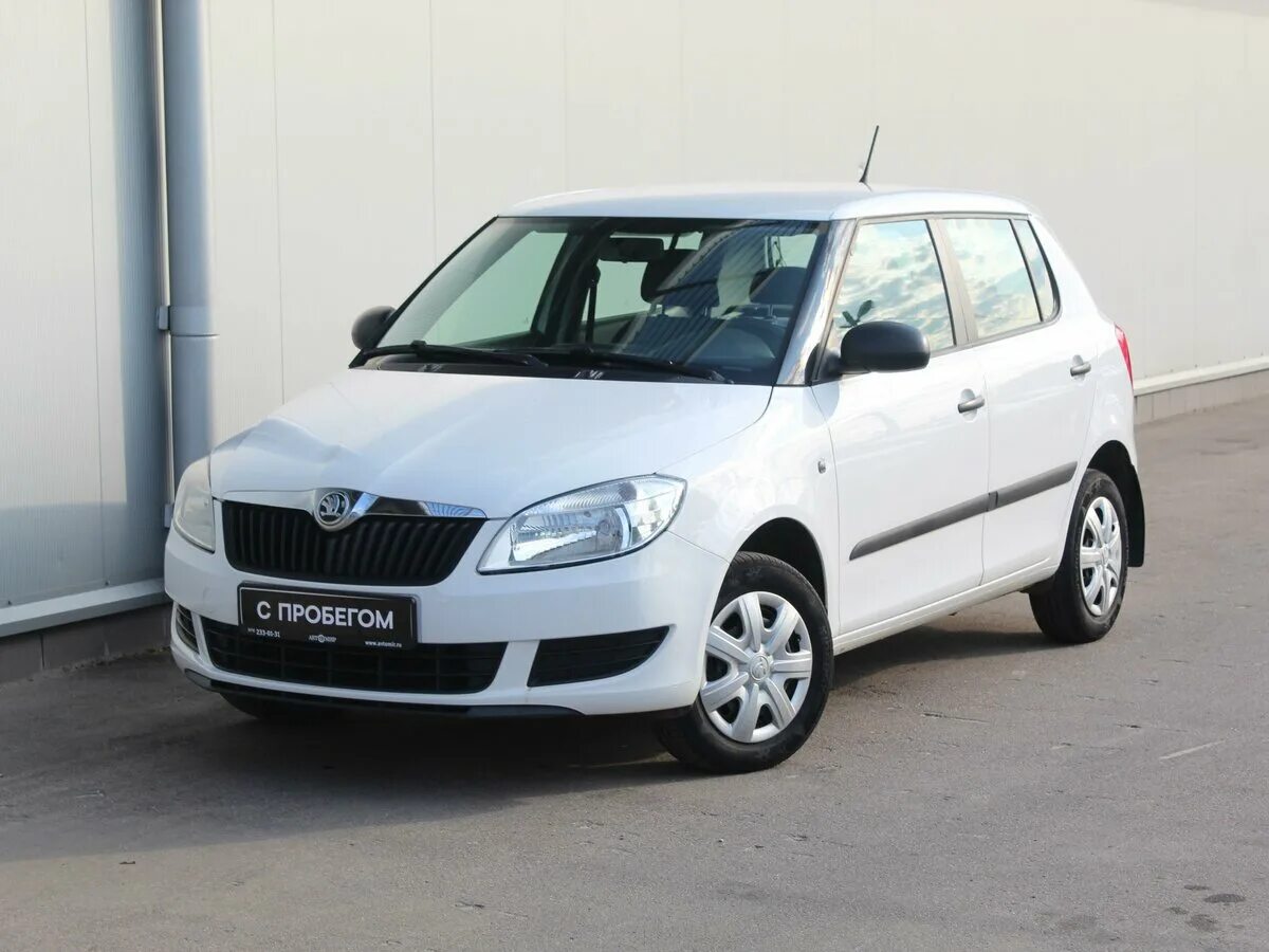 Купить шкоду фабия цена. Шкода Фабия 2010 хэтчбек. Skoda Fabia 1.2 2003 белая. Шкода Фабия универсал 2013. Шкода Фабия 2013.