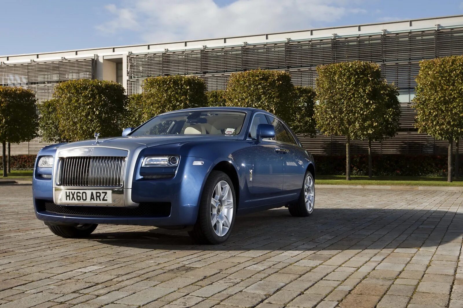 На 30 000 можно. Rolls Royce Ghost Coupe. Rolls Royce седан. Rolls Royce Ghost купе. Роллс Ройс 2011 года.