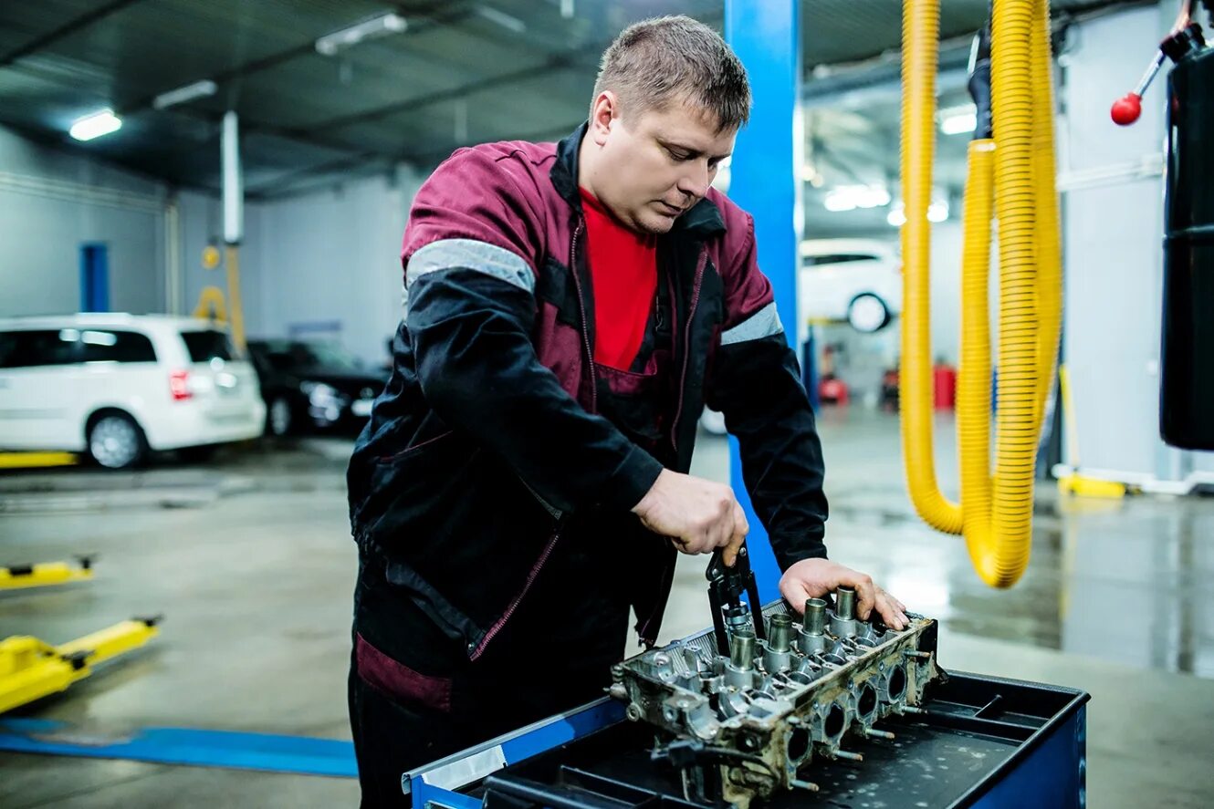 Починка автомобиля. Автомобиль и автослесарь. Механик атп. Механик атп. Технический осмотр авто.