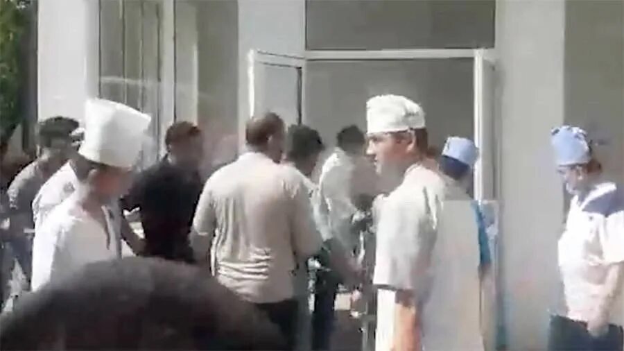 таджики умерли. нападение таджикистана. лавина в таджикистане. толпа мигрантов напала на полицейских в москве. демонстрация таджиков.