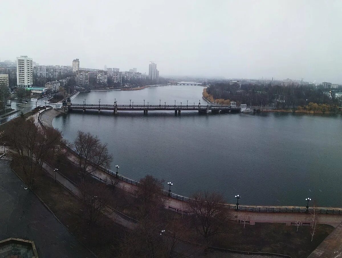 Набережная реки Кальмиус. Река Кальмиус в Донецке. Донецк парк Кальмиус. Плотина на реке Кальмиус.