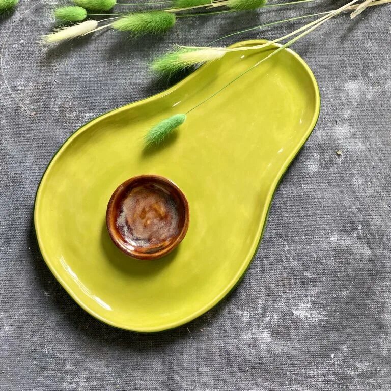 тарелка авокадо. авокадо гончарная мастерская. тарелка авокадо из глины. посуда с авокадо. глиняная тарелка авокадо.