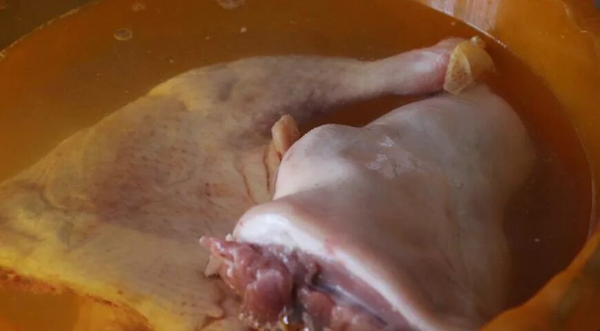 Приготовить холодец из свиной рульки и курицы. Холодец из рульки свиной. холодец из свиных и куриных ножек. холодец из рульки свиной и курицы. холодец из свиных ножек и рульки и курицы.