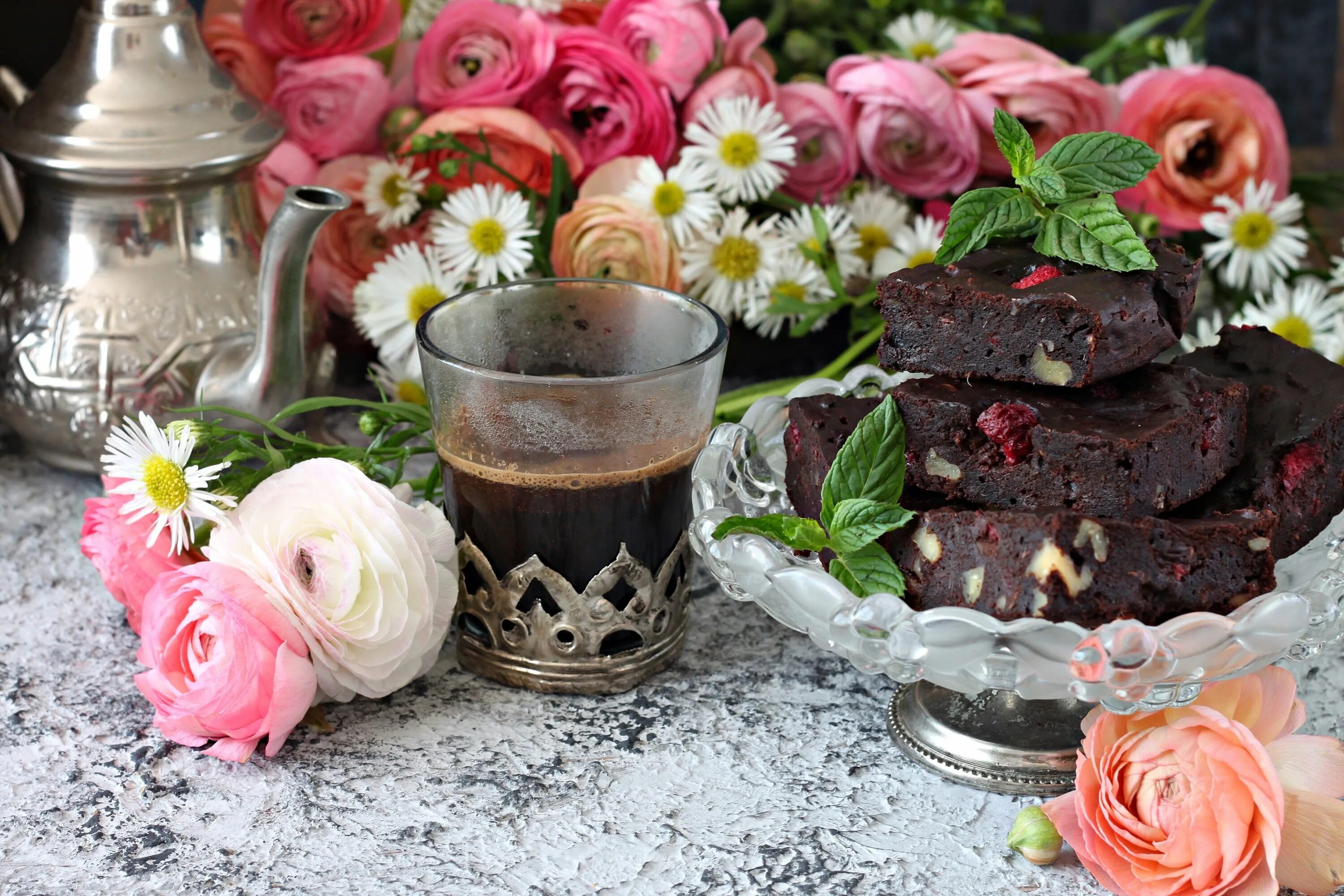 Магическое чаепитие. Кофе и роза. Утро цветы. Утро кофе цветы. Чашка кофе цветы в саду.