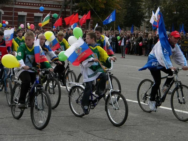 23 июня 2011 г. Парад велосипедистов. Парад 1 мая. На 1 мая парад велосипедов. Спорт на шествии 1 мая.