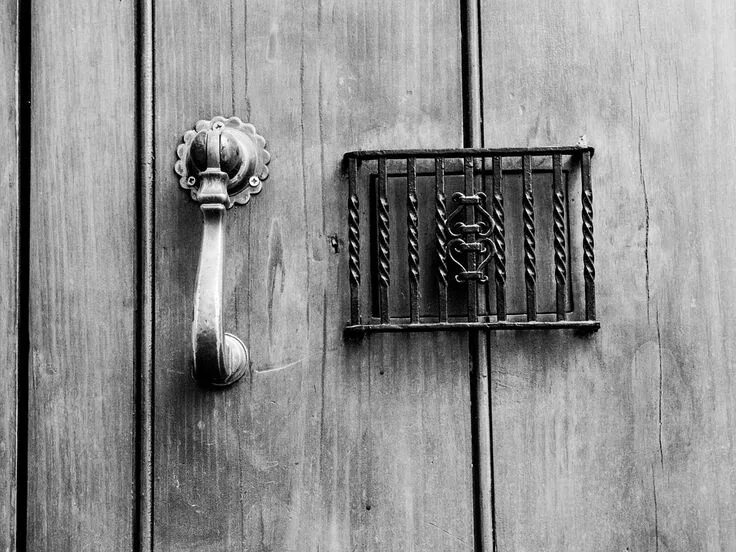 Звонит в дверной звонок. Женщина заходит в дом. Дверной звонок. Call my door. Мужчина стучится в дверь.