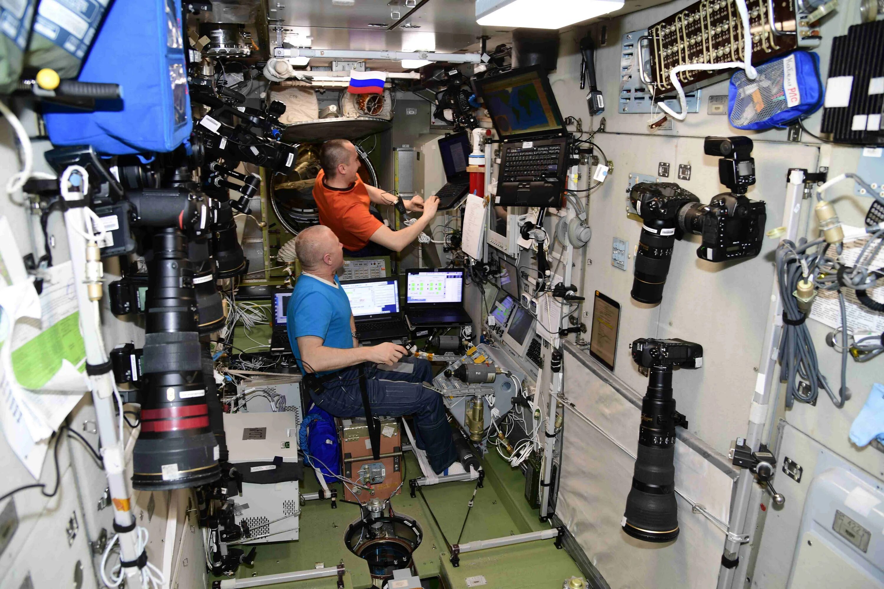 «Прогресс МС-17» успешно пристыковался к МКС. Жизнеобеспечение на МКС. Операторская станция корабля. Питания Космонавтов Роскосмоса.