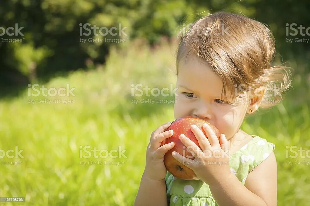 Летние поносы. Ребенок с грязными руками ест яблоко картинка. Картинка ребенок берет грязными руками фрукты. Маленький ребёнок с яблоком и лейкоцитами.