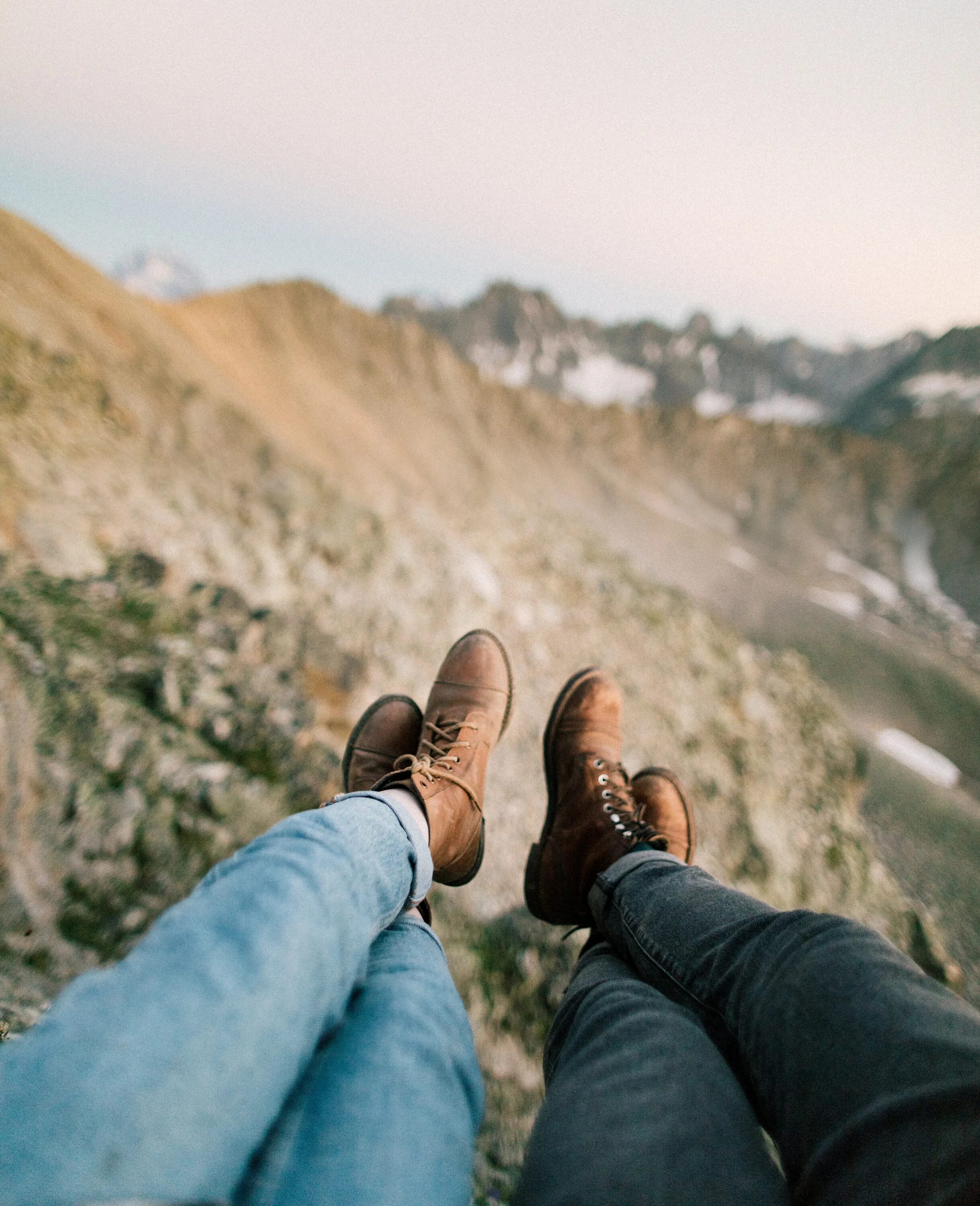 Foot of the mountains на русском. Любовь и ноги и горы. Ноги в пустыне. Человек и природа картинки. Фото пейзаж и рука.