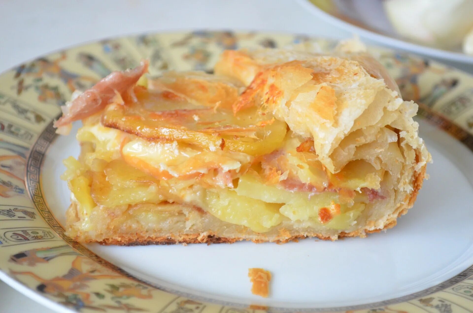 Картошку пирог из теста. Открытый пирог с картошкой. пирог с картофелем в слоеном тесте. картофельный пирог. несладкие пироги.