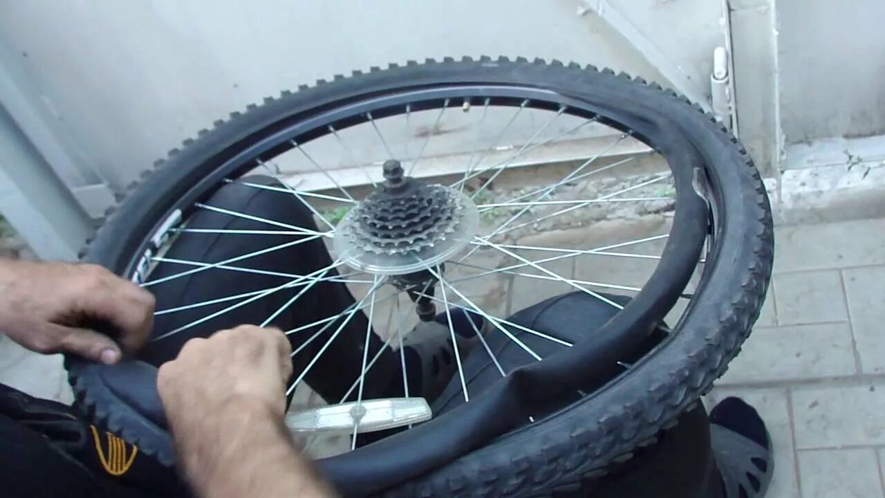 Покрышки на заднее колесо на велосипед. Заднее колесо с покрышкой для велосипеда. Камера колеса велосипеда. Разбортировалось колесо велосипеда. Чиним покрышку для велосипеда.