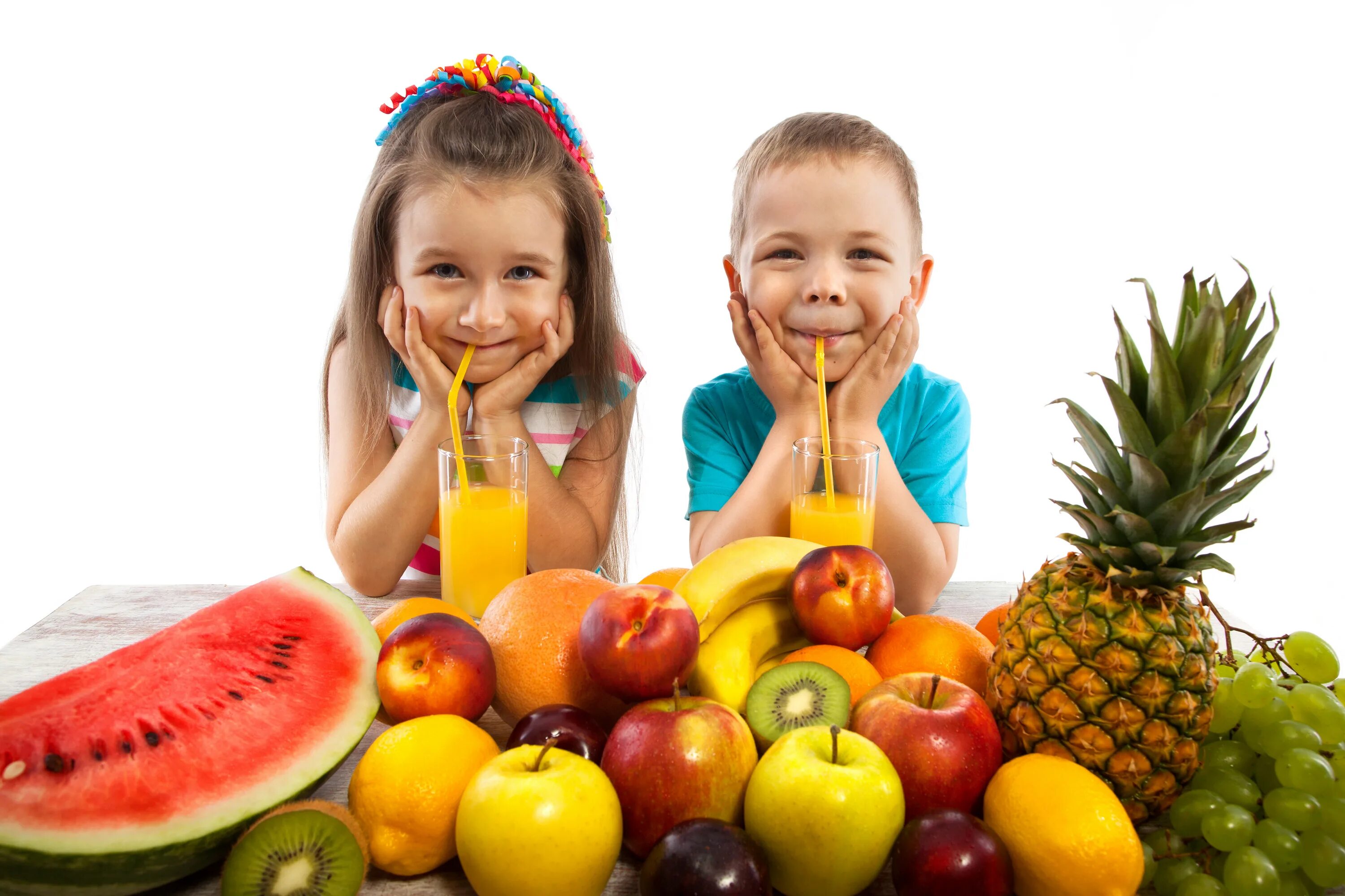 Пить ли витамины летом. Фрукты для детей. Овощи и фрукты для детей. Ребенок ест фрукты. Здоровое питание для детей.