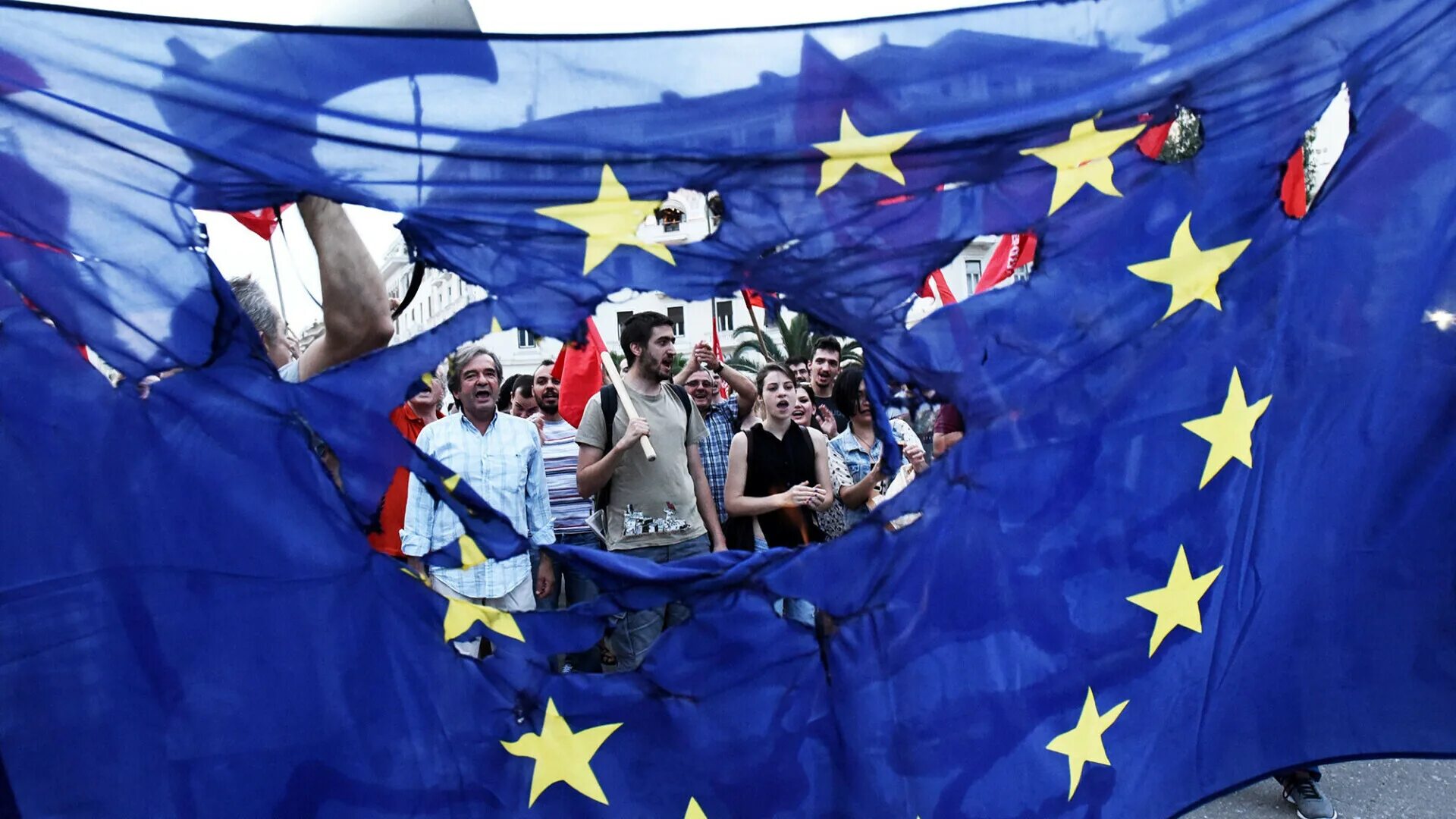 Флаг ЕС раскол. Крах Евросоюза. Евросоюз кризис. Распад Евросоюза.