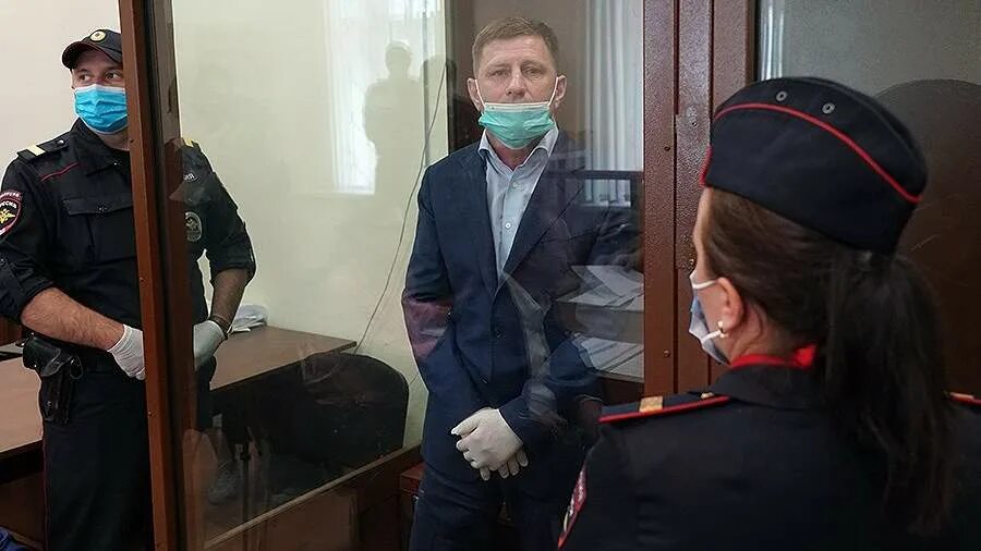 сидит под следствием