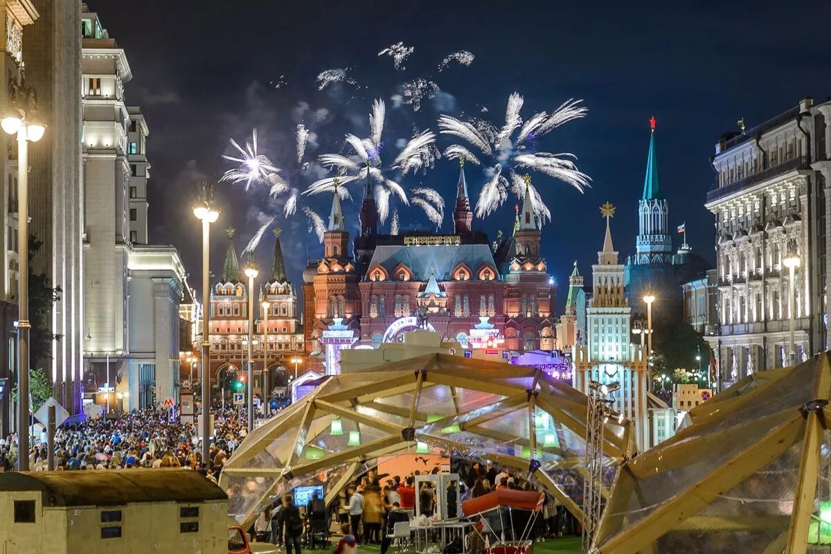 Города москвы 2019. Москва 2019. Ночная москва зарядье. Предрождественское время в больших городах. Москва осень 2020.