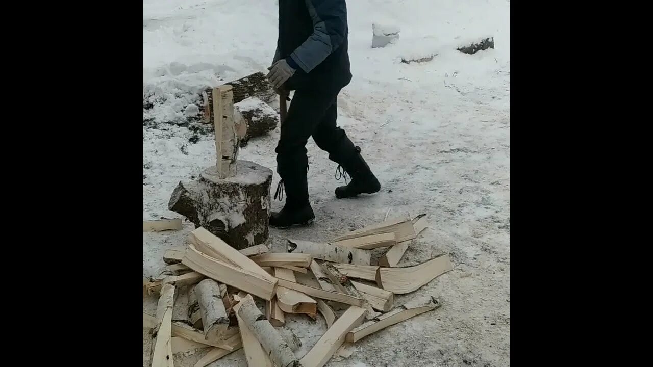 Мужик колет дрова. Лукашенко колет дрова. Рязань колоть дрова. Колет дрова. Рубка дров.