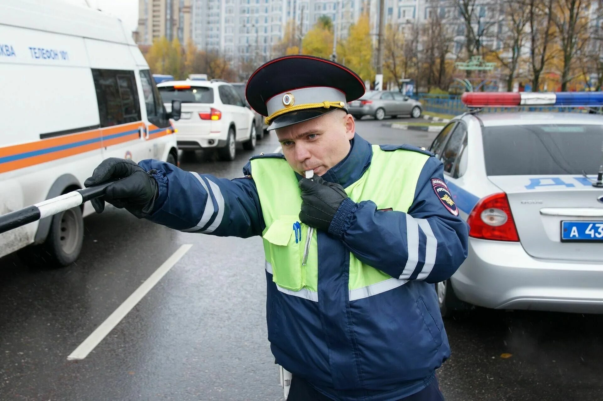 Гибдд приезд. Сотрудник ГИБДД. Инспектор ДПС. Сотрудник ГАИ. Гаишник на дороге.