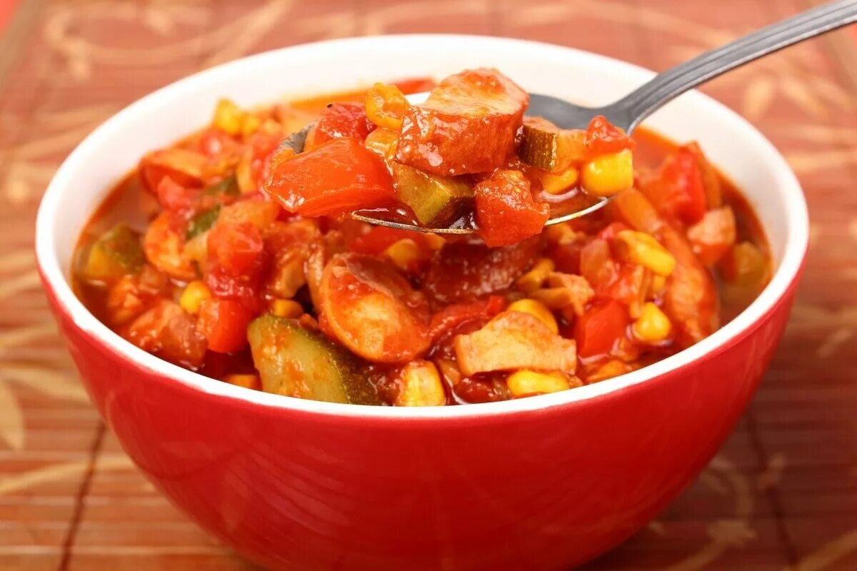 Овощи в томатной пасте. Лечо овощное. Рагу Тикудзен. Рагу из овощей. Болгарский перец рагу.
