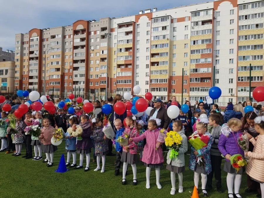 Школы ижевска телефоны. Школа на Кунгурцева Ижевск. Столичный лицей Ижевск Кунгурцева. Кунгурцева 20 школа. Самая большая школа в Удмуртии.