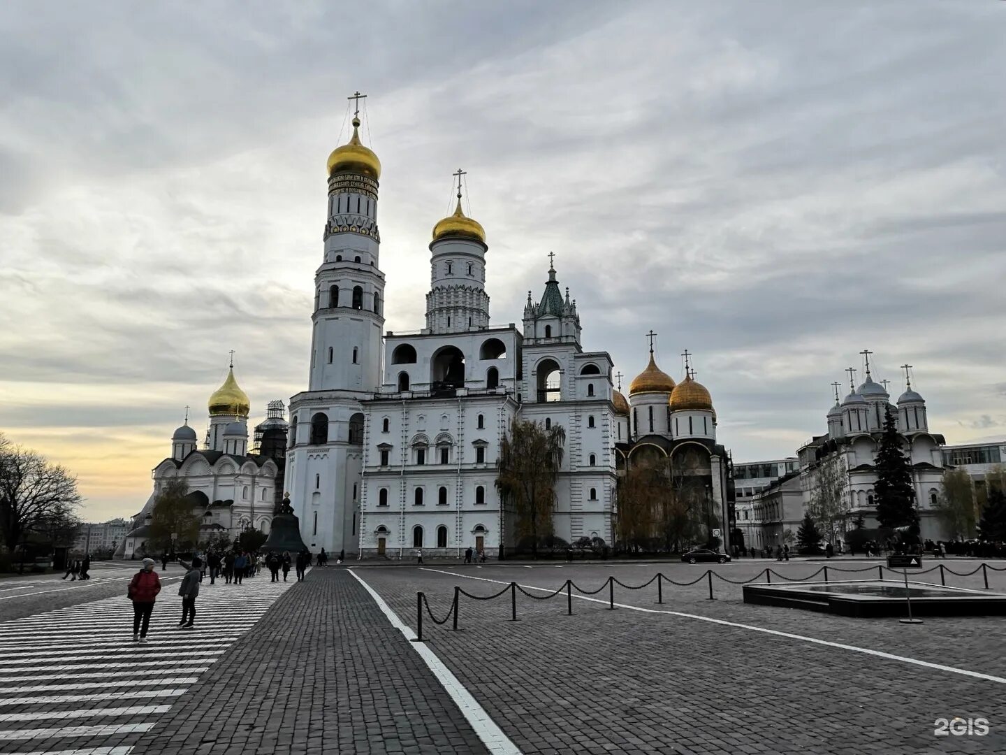 Московский кремль москва ивановская площадь фото. Ивановская площадь Московского Кремля. Ивановская площадь Кремля эгертнер. Ивановская площадь Московского Кремля 19 век. Ивановская площадь Кремля сейчас.